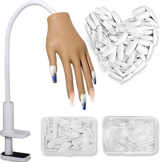 Une main d'entraînement avec des ongles décorés, un bras flexible et des boîtes de faux ongles.