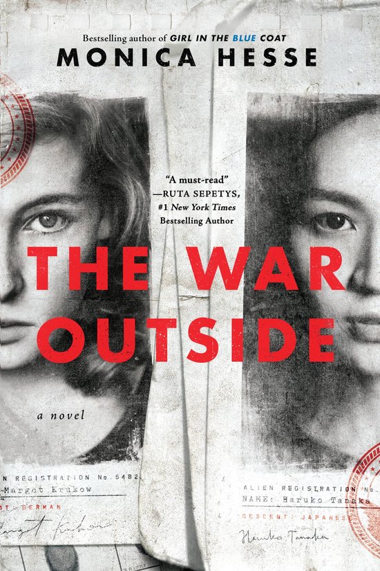 Boekomslag van 'The War Outside' van Monica Hesse, met twee zwart-wit foto's van vrouwen en rode tekst.