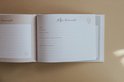 Een open kraamvisiteboek met een beige achtergrond en botanische print. De rechterpagina bevat het formulier 'Mijn kraamvisite'.