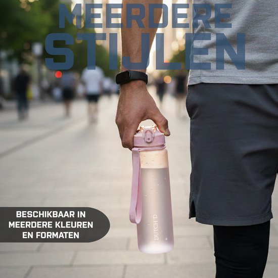 Man met pastelroze drinkfles met rietje in de stad. "Meerdere stijlen, beschikbaar in meerdere kleuren en formaten."