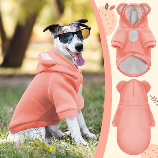 Jack Russell Terriër met zonnebril draagt een roze hoodie met teddybeer-oren, zittend op gras. Ook de roze hoodie wordt getoond.