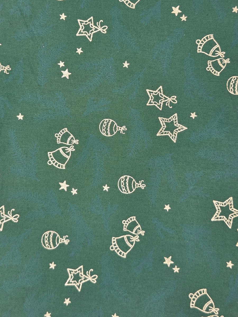 Giftwrappies Furoshiki - set van 2 doeken – Kerst – groen/goud klok en krans - herbruikbare cadeauverpakking - 30x30 en 50x50 cm - duurzaam - alternatief voor cadeaupapier