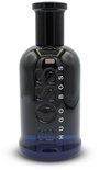 Zwarte Hugo Boss Bottled Night eau de toilette fles met blauwe accenten en opdruk 'BOSS HUGO BOSS'.