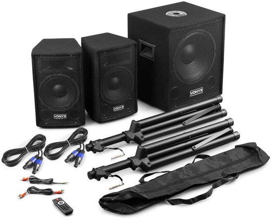Set Vonyx speakers, bestaande uit een subwoofer en twee actieve speakers, met kabels, statieven en draagtas.