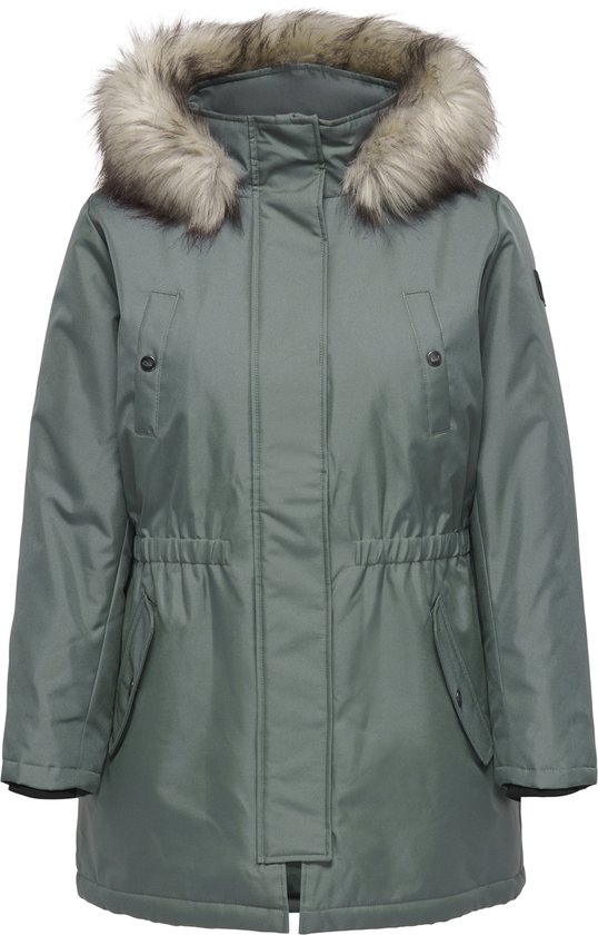 Een groene parka met bontkraag, strikceintuur, opgestikte zakken en knopen.