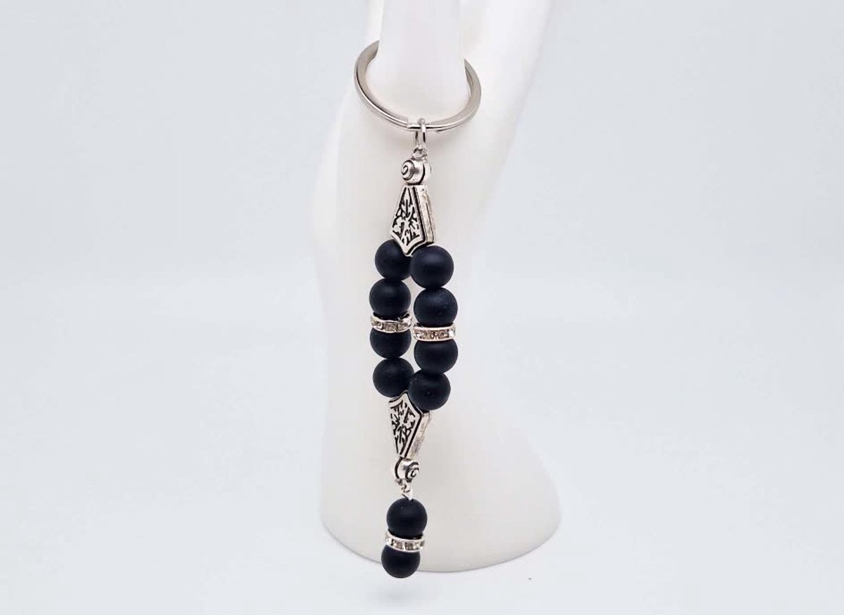Handgemaakte Harmony Sleutelhanger van natuursteen "Mat Zwart Onyx" en metaal - diameter kralen 10mm - Aantal stenen10- Een mooi cadeau-idee en een bijzonder aandenken