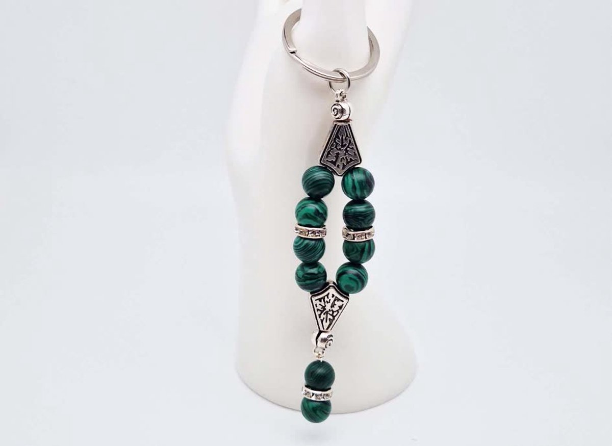 Handgemaakte Harmony Sleutelhanger van natuursteen "Malachiet" en metaal - diameter kralen 10mm - Aantal stenen10- Een mooi cadeau-idee en een bijzonder aandenken