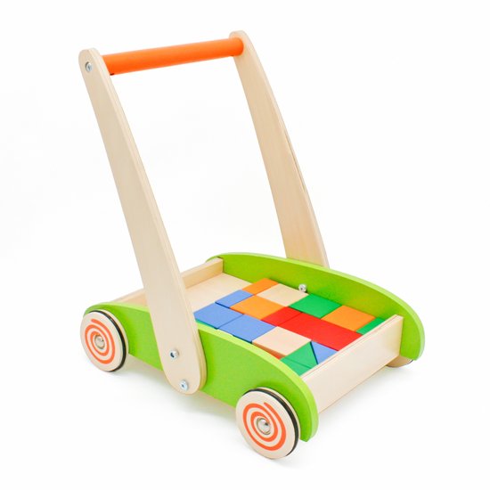 Houten loopwagen met oranje handvat, groene zijkanten en gekleurde blokken in de bak.