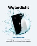 Zwarte tracker in een waterstraal, toont waterdichtheid.