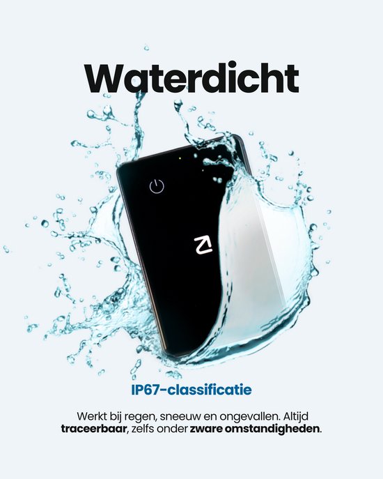 Zwarte tracker in een waterstraal, toont waterdichtheid.