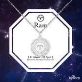 Zilverkleurige ketting met ronde Ram sterrenbeeld hanger, in een witte achthoekige opening tegen een nachtblauwe sterrenhemel. Tekst: 'Ram', '[ 21 Maart - 20 April ]', 'Passievol, Moedig & Vastberaden'. Bixorp logo.