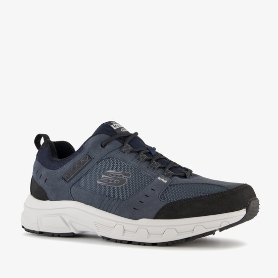 Donkerblauwe Skechers wandelschoen met witte zool en zwarte details.