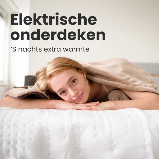 Een blonde vrouw ligt ontspannen op een bed met een witte elektrische deken onder een bruine deken. Tekst: Elektrische onderdeken. 's nachts extra warmte.