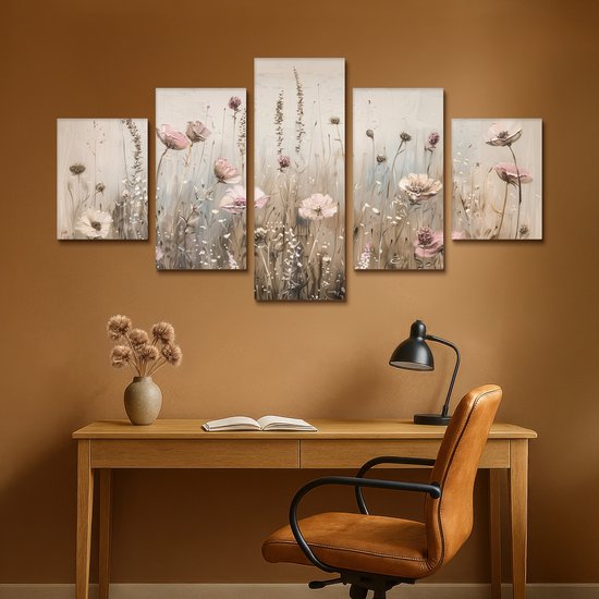 Toile pentaptyque avec des fleurs roses et blanches dans une prairie détaillée beige, au-dessus d'un bureau en bois.