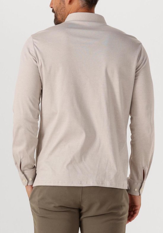 Man met beige longsleeve poloshirt, van achteren gezien.