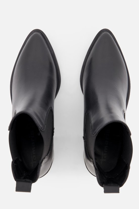 Boven weergave van twee zwarte leren Chelsea boots met puntige neuzen en blokhakken.