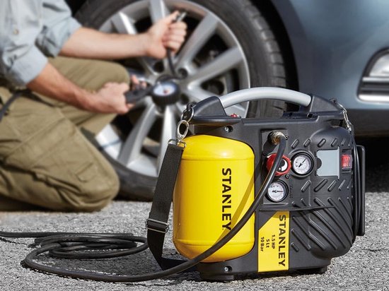 Stanley Airboss compressor in gebruik om een autoband op te pompen
