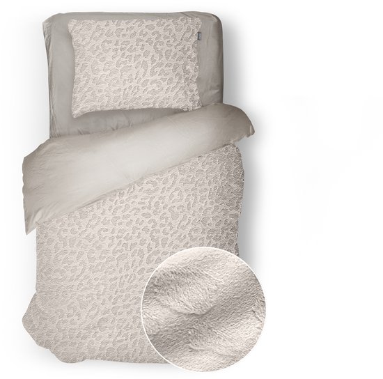 Housse de couette simple beige à imprimé léopard, posée sur un fond gris clair, avec un zoom détaillé.