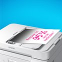 Witte Epson printer scant een document met de tekst "Bespaar tot 95% op de inktkosten".