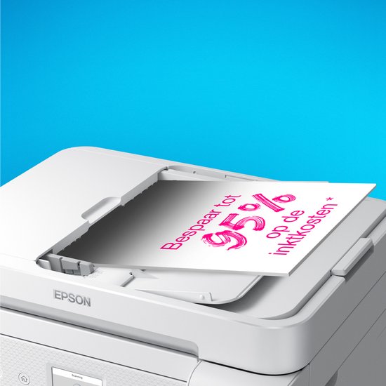 Witte Epson printer scant een document met de tekst "Bespaar tot 95% op de inktkosten".