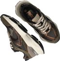 Bovenkant van een paar groene, bruine en beige sneakers met veters en snake-print details.