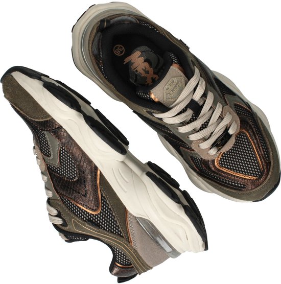 Bovenkant van een paar groene, bruine en beige sneakers met veters en snake-print details.