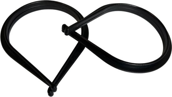 Twee zwarte broekklemmen van PVC, in elkaar gehaakt in een liggende achtvorm.