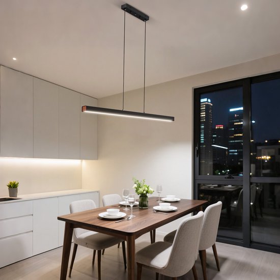 Zwarte, slanke hanglamp met een warm wit LED-licht, boven een eettafel in moderne keuken.