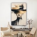 Abstract portret van een vrouw met zwarte hoed en gouden verfstreken, hangend boven een dressoir in een woonkamer.