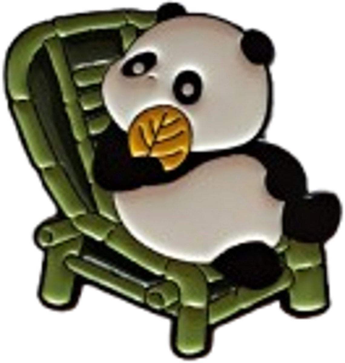 Pin Broche - Panda op bamboe stoel - Kledingspeld - dier panda - Speldje voor rugzak of kleding - Kleine cadeautjes - enamel pin - Grappige badge - 1 stuk