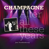 Boekomslag 'Champagne After all these years' met podium, gordijnen en een zwart-witfoto van vier personen in Gatsby-stijl.