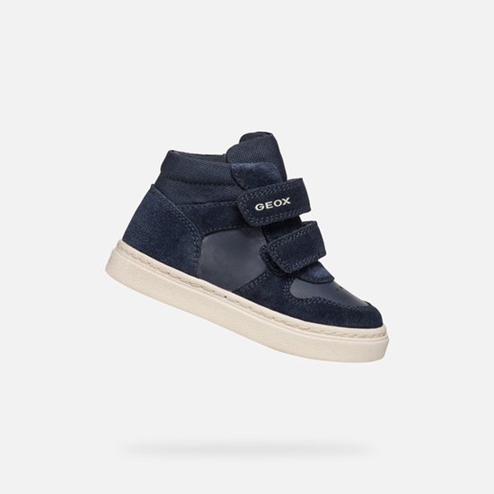 Basket Geox bleu marine avec détails en daim et cuir lisse et double fermeture velcro.