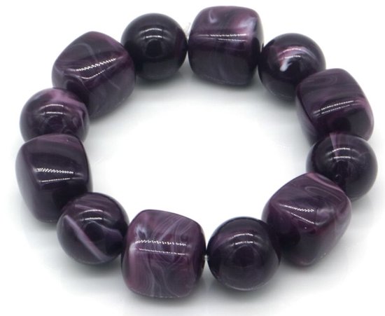 Bracelet en acrylique violet avec des perles irrégulières et polies à marbrures blanches.