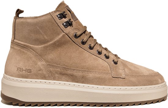 Zijaanzicht van een taupe suède hoge schoen met veters, witte zool en 'RHB'-logo op de hiel.