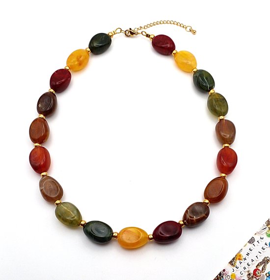 Ketting met ovale, veelkleurige acryl kralen in herfsttinten: rood, geel, groen, bruin. Gouden verlengketting.