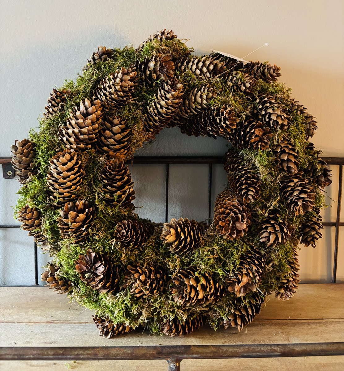 Krans Dennenappel Groen mos | 45 cm | Couronne | Dennenappels | Kerstmis | Kerst | Naturel | Brown | Bruin | Woonkrans | Woonaccessoires | Woonaccessoire | Woning | Woon | Sfeer | Interieur | Inrichting | Decoratief | Decoratie | Deco | Landelijk