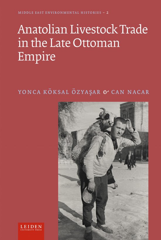 Man met een schaap op zijn schouders, met gebouw en mensen op de achtergrond. Titel: Anatolian Livestock Trade in the Late Ottoman Empire.