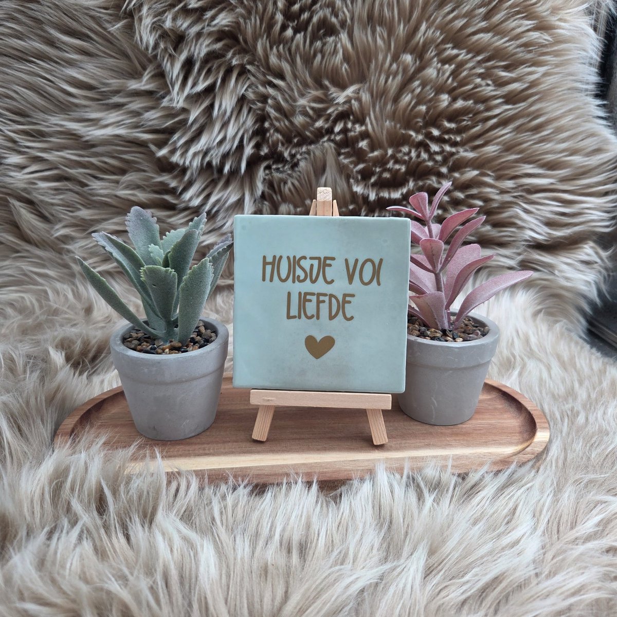 CreaCraft Robuust Wenstegeltje – Huisje vol liefde – Hip trendy tegeltje – 10x10 cm – Leuk Cadeau voor Vriendin, Zus, Juf, Collega of zomaar voor jezelf – Stijlvolle Woondecoratie – Trendy nu – Decoratief Tegeltje met Standaard – Cadeau Idee Mintgroen/Goud