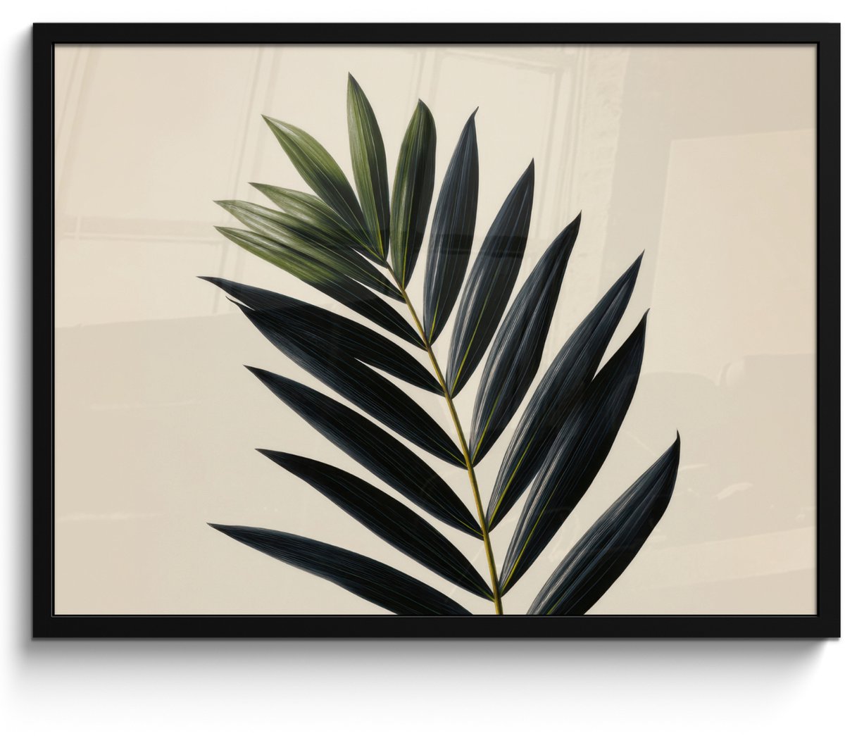 FrameYourWall Poster in lijst - Fotolijst 80x60 cm - Posters - Palmblad - Donkere bladen - Subtiel - Posterlijst zwart - Decoratie - Wanddecoratie woonkamer - Muurdecoratie slaapkamer Palmblad - Subtiel