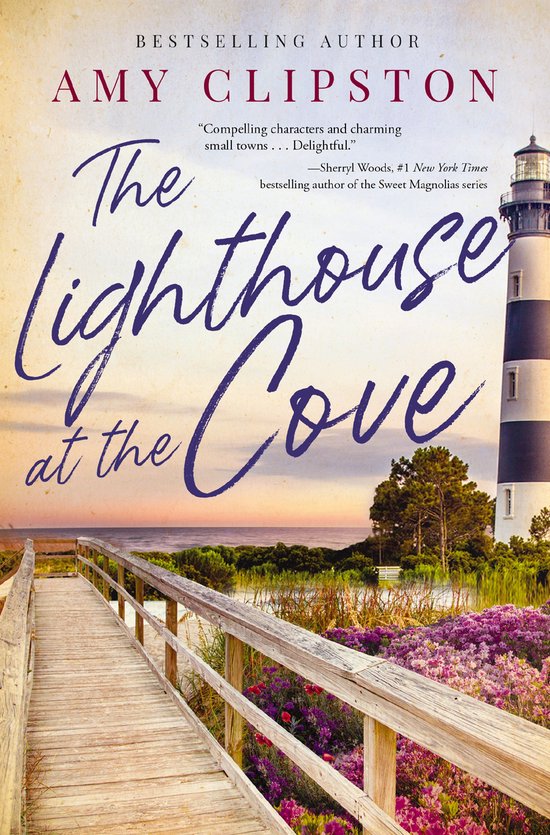Boekomslag van The Lighthouse at the Cove door Amy Clipston met een vuurtoren, houten steiger en bloemen bij zonsondergang.