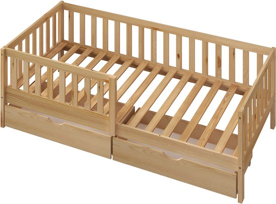 Houten ledikant met spijlen en twee gesloten lades, vanaf de zijkant bekeken.