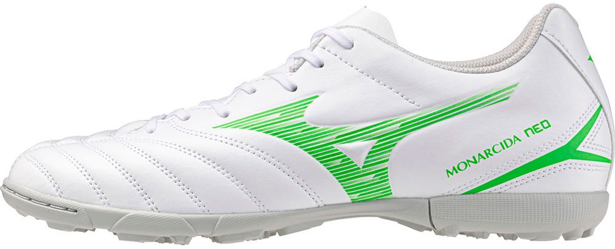 Witte Mizuno Monarcida Neo III Select As voetbalschoenen met groene accenten, geschikt voor beginnende spelers, EU 40 1/2.