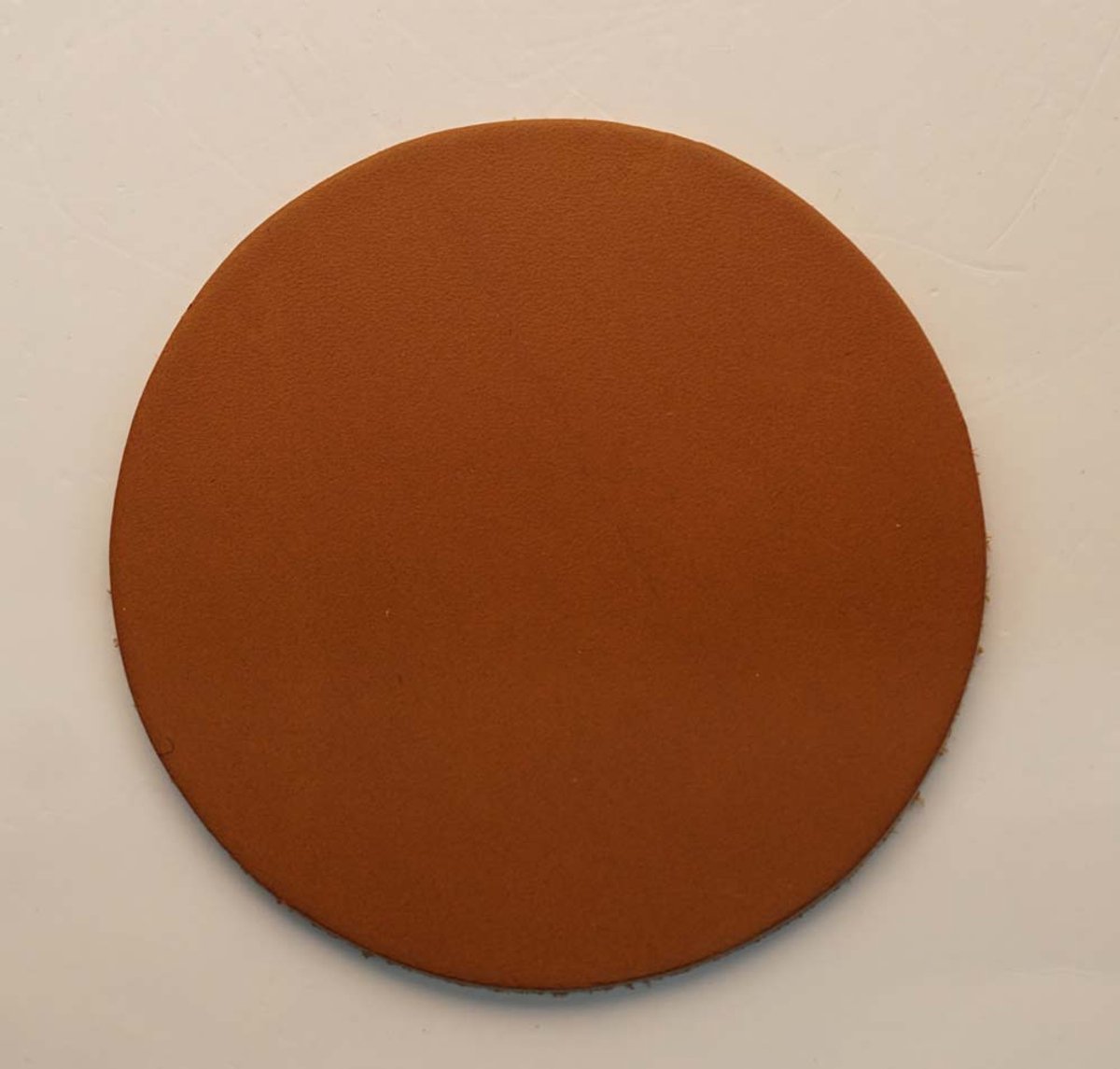 Leren beige onderzetters 6 stuks - 100% leren onderzetters in de kleur beige - onderzetters voor glazen - onderzetters voor drinkbekers - lederen onderzetters voor drinkglazen - beige 100% lederen onderzetters