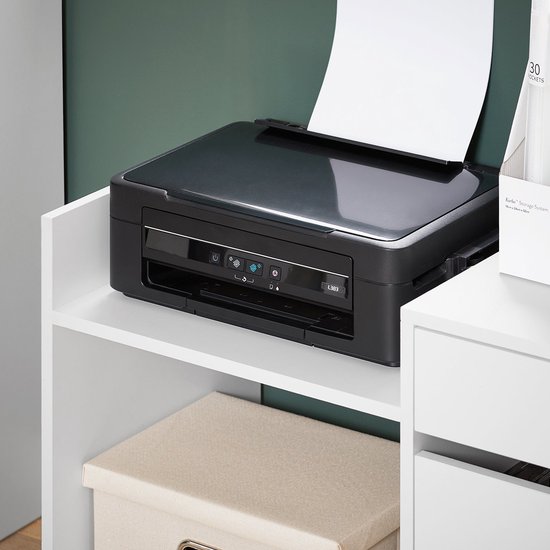 Zwarte printer op een witte legplank van een bureaukast. Opbergdoos eronder.