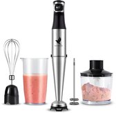 Zilveren en zwarte staafmixer met accessoires: garde, maatbeker met smoothie, hakmolen met gehakt.