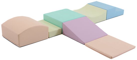 Blocs de jeu souples aux couleurs pastel, y compris un arc, une rampe, un pont et des marches, sur fond blanc.