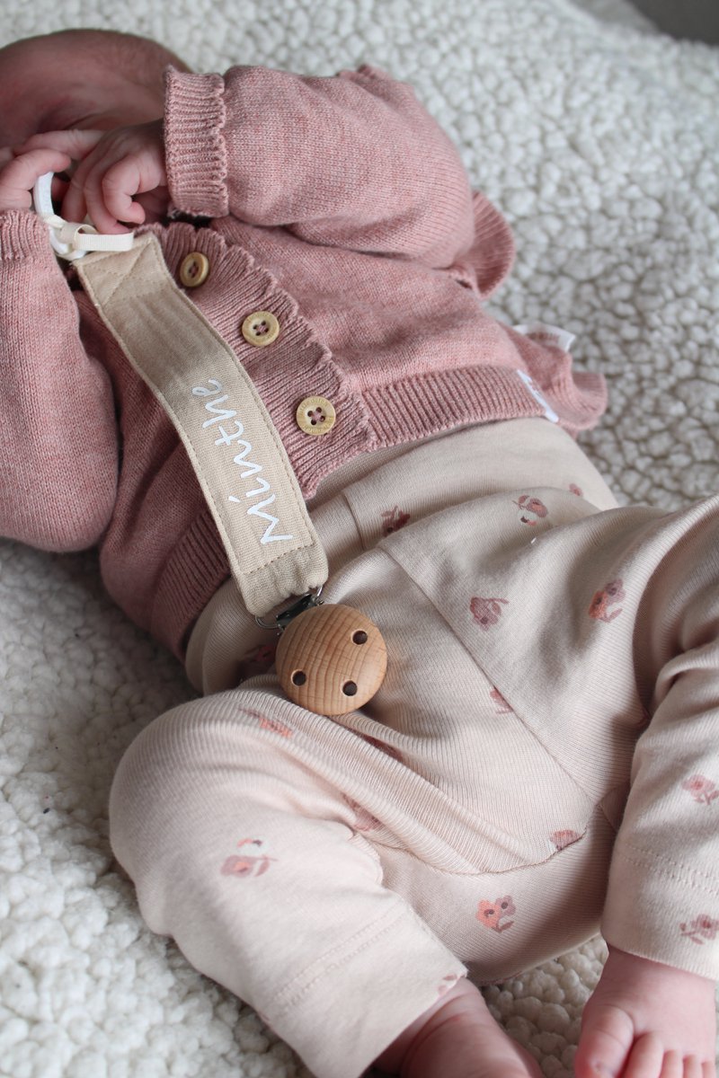 Speenkoord met naam - katoen - beige - fopspeen - mommy musthaves- accessoires baby - houten knop - speenketting met naam - gepersonaliseerd kraamcadeau - stof - jongen - meisje - katoen - beige - ZIE BESCHRIJVING VOOR HET DOORGEVEN VAN DE NAAM
