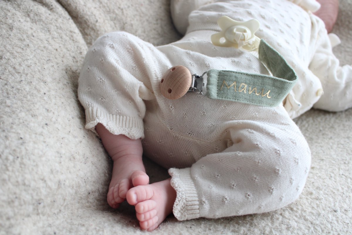 Speenkoord met naam - katoen - Olijf groen - fopspeen - mommy musthaves- accessoires baby - houten knop - speenketting met naam - baby - gepersonaliseerd kraamcadeau - stof - jongen - meisje - katoen - ZIE BESCHRIJVING VOOR HET DOORGEVEN VAN DE NAAM