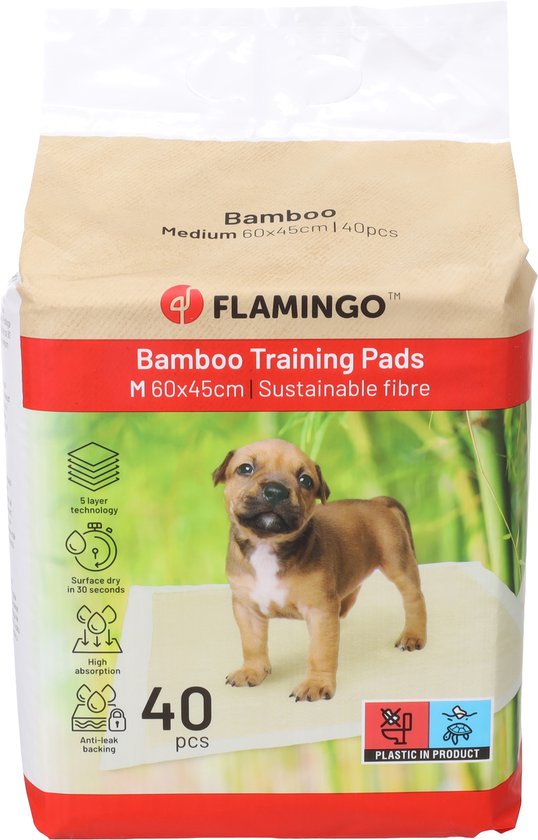 Flamingo bamboe trainingspads, M (60x45cm), 40 stuks. Een bruine puppy staat op een beige trainingspad.