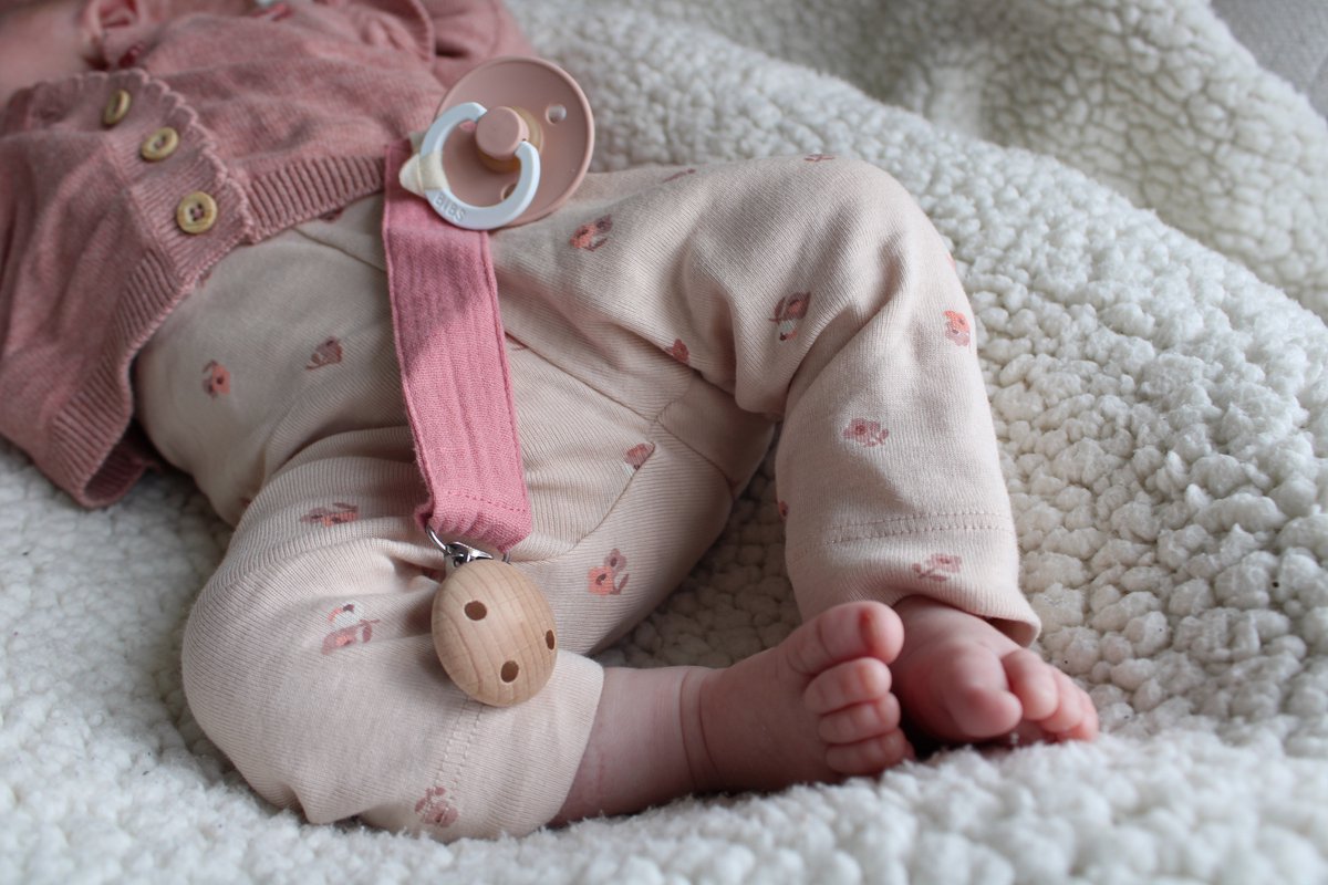 Speenkoord - katoen - Roze kleur - houten knop - fopspeen - mommy musthaves - accessoires baby - speenketting - baby - kraamcadeau - stof - speenkoord jongen - speenkoord meisje - speenkoord katoen